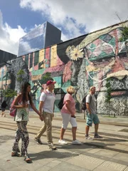 Die Reiseleiterin Dörte Gebauer (3. von links) und Gästebetreuer Bernd Wallisch (2. von links) mit ihren Guides Lasse und Lais auf dem Weg zum Mercadao de Madureira in Rio de Janeiro.