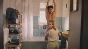 Bei Caro (Meriel Hinsching) und Yannik (Rojan Juan Barani) klingelt es an der Tür, in einem Moment indem sie eigentlich nicht gestört werden wollen.
