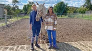 Knabstrupperzüchterin Kim (links) zeigt Anna den Außenbereich des Offenstalls, wo ihre Pferde sowohl im Sommer als auch im Winter zuhause sind.