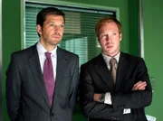 hr-fernsehen DIE ANWÄLTE, Folge 3, Entmündigung, Achtteilige Serie, Deutschland 2007, Regie: Züli Aladag, am Montag (30.01.12) um 23:30 Uhr. Sebastian Britten (Kai Wiesinger, li.) und sein neuer Kollege Thomas Welka (Johann von Bülow) kooperieren bei einem besonders heiklen Fall: Familienvater Marco Johannssen will seiner todkranken Frau das Leiden ersparen und per Richterbeschluss aktive Sterbehilfe durchsetzen.