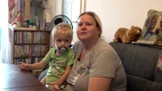 Nach über einer Woche im Krankenhaus mit ihrem Sohn Dave (2) ist Sandra froh, wieder zu Hause zu sein