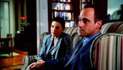 Detective Olivia Benson (Mariska Hargitay) und Detective Elliot Stabler (Christopher Meloni) untersuchen den Mord an einer Studentin, deren Leiche auf dem Gelände einer Eliteuniversität gefunden wurde.