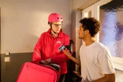 Yannik (Rojan Juan Barani, r.) möchte bei dem Lieferanten (Florian "Varion" Kiesow, l.) mit Karte zahlen, obwohl er Barzahlung angegeben hatte.