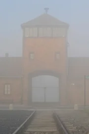 Das Haupttor von Auschwitz-Birkenau heute.