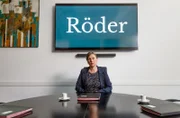 Bestürzt erfährt Anwältin Manuela Röder (Bettina Mittendorfer), dass ihre Klientin ermordet wurde.