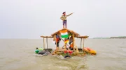 Rishan ist der Kapitän des Floßes. Während der Reise auf dem Brahmaputra, Indiens drittgrößten Fluss, wird die Weiterfahrt immer wieder durch Sandbänke und Unwetter gefährdet.