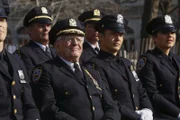 Das Polizisten-Dasein wird bei den Reagans von Generation zu Generation weitergegeben: Henry (Len Cariou, 2.v.l.) und Jamie (Will Estes, 2.v.r.) sind äußerst stolz auf Frank.