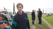 Ralf Stern (Max Mauff, l.) scheint zu wissen, was die Stunde geschlagen hat. Als Katrin Börensen (Claudia Schmutzler, M.) und Nils Theede (Jonas Laux, r.) erneut mit ihm sprechen wollen, ergreift er die Flucht. Ist das der Beweis, dass er der Täter ist?
