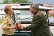 Auch Polizist Mohr (Max Müller, l.) mag keine Quittenmarmelade. Trotzdem freut er sich über Stadlers (Dieter Fischer, r.) Mitbringsel.