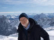Die Alpen sind ein Ort, der uns magisch anzieht. Wo wir unsere Grenzen austesten und uns eins fühlen mit der Natur. Auch wenn sie uns als Garant für die Ewigkeit erscheinen: in 30 Jahren wird sich hier bereits viel verändert haben. Was macht der Klimawandel mit unseren Alpen?