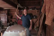 Der Kriegshammer ist im Mittelalter eine der wenigen Waffen, die dem Ritter gefährlich werden können. Experte Mike Loades demonstriert den Kriegshammer in der Waffenkammer des Middelaldercentret (Dänemark).