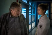 Dr. Eva Grünberg weist Sven Jakobs darauf hin, dass seine Frau einen Organspende-Ausweis hat.