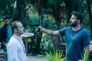 Hat Vincent (Patrick Mille, l.) Kellys Hund getötet? Xavier (Samuel Le Bihan, r.) traut niemandem und bedroht Vincent mit einer Pistole.