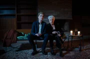 Während einer Probenacht in ihrem alten Elternhaus, das Frau Küppers (Saskia Fischer, l.) zurückgekauft hat, trifft sie auf „Muddel“ – ihre verstorbene Mutter (Nicole Heesters, r.).