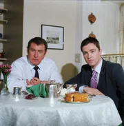 Auch in ihrem neuen Fall müssen Inspector Barnaby (John Nettles, l.) und Sergeant Troy (Daniel Casey, r.) mit jeder Menge Überraschungen rechnen.