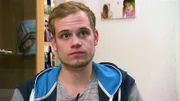 Alex und seine Familie leben ebenfalls vom Staat; er weigert sich für einen Stundenlohn von 8,50 Euro arbeiten zu gehen