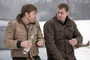 ARD HEITER BIS TÖDLICH - MORDEN IM NORDEN, II. Staffel der Krimiserie am Vorabend mit 16 neuen Folgen, Folge 27 "Bauernopfer" am Dienstag um 18.50 Uhr im Ersten. Die junge Frau von Bauer Karl Bruns wurde tot auf einem Acker gefunden. Er ist außer sich vor Wut und geht auf seinen Nachbarn und Nebenbuhler Anton Mohr mit einer Waffe los. Finn Kiesewetter kann ihn gerade noch stoppen. Nach dem Schreck genehmigt er sich mit Anton Mohr einen Schnaps.