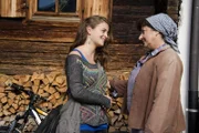 Lilli (Ronja Forcher, l.) und ihre Großmutter Lisbeth (Monika Baumgartner, r.) sind ein Herz und eine Seele.