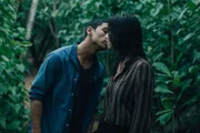 Malik (Nassim Lyes) hat sich in die junge Botanikerin Nina (Matilda Lutz) verliebt.