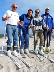 Willi beginnt seine Forschungsreise auf dem Monte Kaolino der Amberger Kaolinwerke. Das ist ein riesiger Berg aus Quarzsand, der beim Abbau von Roherde anfällt. Willi staunt nicht schlecht – der Sand ist so fein, hier kann man sogar Ski fahren.