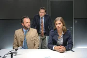 Was verschweigt das Ehepaar Längerer (Roland E. Silbernagl, l.; Judith Döker, r.) vor Kommissar König (Mark-Alexander Solf, M.)?