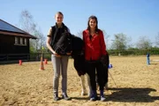 Mit dem Shetlandpony Valentin probiert Anna einen Geschicklichkeitsparcours aus. Shetlandpony-Besitzerin Brigitte hilft den beiden dabei.