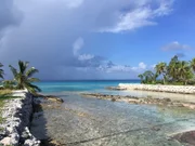 Kleine, steinige Bucht auf Rangiroa in Französisch-Polynesien.