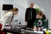 Natascha (Franziska Matthus, r.) und Gerrit (Lars Löllmann, M.) Katjas (Karolina Lodyga, l.) Erpressungsversuch nicht ernst.