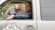 Grissom (William Petersen, re.) ist immer noch auf der Suche nach dem Täter, der Officer Bells getötet hat. Ausgerechnet Captain Brass (Paul Guilfoyle) könnte nach der Rekonstruktion der Schuss-Situation am Tatort der Unglücks-Schütze sein.
