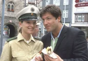 Kleiner Imbiss mit der Polizei: Remanka Walter (Aline Hochscheid, l.) findet Dr. Christian Kleist (Francis Fulton-Smith, r.) mehr als sympathisch.