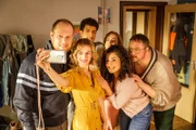 Ein Gruppenselfie, nachdem Sven seiner Freundin Svenja einen Heiratsantrag gemacht hat: Sven (Sven Daniel Bühler), Svenja (Leonie Wesselow), Yannik (Rojan Juan Barani), Caro (Meriel Hinsching), Jackie (Nagmeh Alaei) und Tüffi (Daniel Zillmann).