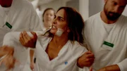Veronika (Alexandra Rapaport) kommt in die geschlossene Psychiatrie.