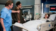 Marc Lindner erwischt Jonathan Kramer, als dieser die verletzte Konstanze Rohde in ihrem Patientenzimmer aufsucht.