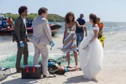 Wegen eines Mordfalls am Strand werden die Polizisten Mélissa Sainte-Rose (Sonia Rolland, 3.v.l.), Aurélien Charlery (Julien Béramis, l.) und Philippe Dorian (Valentin Papoudof, 2.v.l.) während ihrer Freizeit zum Tatort beordert. Auch Gaëlle Crivelli (Béatrice de la Boulaye, r.) erscheint am Ort des Verbrechens, obwohl sie offensichtlich etwas anderes zu tun hatte.