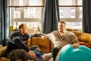 Tüffi (Daniel Zillmann, r.) plaudert ein Geheimnis aus. Sven (Sven Daniel Bühler, l.) erfährt, dass er in großen Schwierigkeiten steckt.