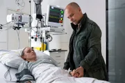 Oberländer (Matthias Koeberlin, r.) besucht seine Ex-Frau Kim (Inez Bjørg David, l.) im Krankenhaus, die nach einem Autounfall im Koma liegt.