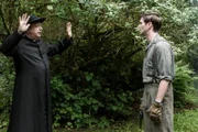 Father Brown (Mark Williams, l.) wollte Raymond Worrall (Benjamin Fisher, r.), dem ehemaligen Geliebten der bösartigen Katherine Corven, nur helfen. Doch plötzlich steht Raymond mit einer Waffe vor Father Brown.