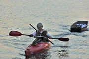 Ferdinand Zittlau (David Zimmerschied) bestattet seine tote Freundin auf dem Bodensee.
