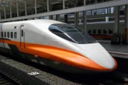 Dreißig japanische Shinkansen, die in Taiwan 700T heißen, sind im Einsatz - mit einem Fassungsvermögen von jeweils knapp tausend Personen und sagenhafte Geschwindigkeit: 345 Kilometer legen sie in 96 Minuten zurück.