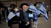 Mahnwache gegen Antisemitismus und für Israel in Hamburg: Die Teilnehmer werden immer wieder angefeindet.