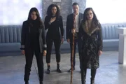 (v.l.n.r.) Mel Vera (Melonie Diaz); Macy Vaughn (Madeleine Mantock); Harry Greenwood (Rupert Evans); Maggie Vera (Sarah Jeffery)