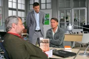 Erste Ermittlungen führen Hansen (Igor Jeftić, M.) und Stadler (Dieter Fischer, l.) zu Siegmund Reuter (Tom Kreß, r.), der mit dem Opfer gestritten hat.