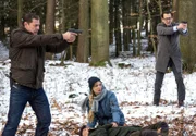 ARD HEITER BIS TÖDLICH - MORDEN IM NORDEN, II. Staffel der Krimiserie am Vorabend mit 16 neuen Folgen, Folge 29 "Tödliche Umleitung" (Wh.), am Freitag (02.01.15) um 18.50 Uhr im Ersten. Clara Anderson (Pheline Roggan, M.) kommt ihrem Vater Gerhard Anderson (Hans Peter Hallwachs, liegend) zu Hilfe. Finn Kiesewetter (Sven Martinek, l.) und Lars Englen (Ingo Naujoks, r.) halten Björn Leibnitz mit gezückten Waffen in Schach.