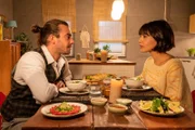 Es knistert im Hause Gomez: Kriminalkommissarin Lea Gomez (Jasmin Gassmann) lädt Rechtsmediziner Dr. Benedikt Förster (Florian Wünsche) als Dank für seine Umzugshilfe zu einem Dinner ein. Zwischen kolumbianischen Empanadas und Kerzenschein werden jedoch auch aktuelle Erkenntnisse zu dem Mord an einem erfolgreichen Springreiter ausgetauscht.