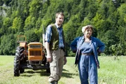 Lisbeth (Monika Baumgartner) und Hans (Heiko Ruprecht) begutachten ihre überfluteten Felder, für die Arthur Distelmeier die Schuld trägt.