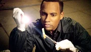 Ein Mann ist in einem brennenden Zigarettenkostüm von einem Gebäude gestürzt: Dr. Hawkes (Hill Harper) untersucht den Vorfall.  +++