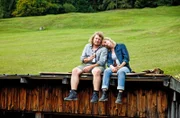 Vevi Wagner (Sophia Schober, r.) und Lukas Schuberl (Franz Xaverl Zeller, r.) unterhalten sich bei einem Bier über den skurrilen Fall.