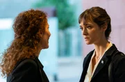 Die EU-Kommissarin Jule Kronberg (Friederike Becht, re.) misstraut Mel O'Connor (Rosemarie La Vaullée).