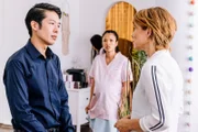 Obwohl die schwangere Nguyen Thi Linh (Trang Le Hong, M.) gern selbst auf Deutsch auf die Fragen von Hauptkommissarin Helena Jung (Sonja Baum, r.) bezüglich des Mordes an ihrem angeblichen Lebensgefährten antworten würde, übersetzt Nguyen Anh Hung (Yung Ngo), für seine Cousine.