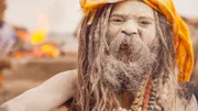 In der heiligen Stadt Varanasi bewerfen sich die Menschen während der Holi Feierlichkeiten nicht nur mit Farbpulver, sondern auch mit Asche.